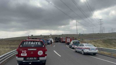 Kocaeli’nin Gebze ilçesinde karpuz yüklü tırın devrilmesi sonucu meydana gelen