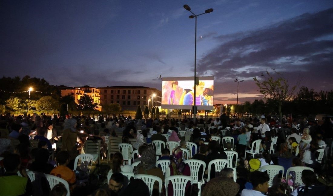 Kartepe’de açık hava sinema keyfi başladı Kartepe Belediyesi tarafından geleneksel hale getirilen açık hava sineması sezonu