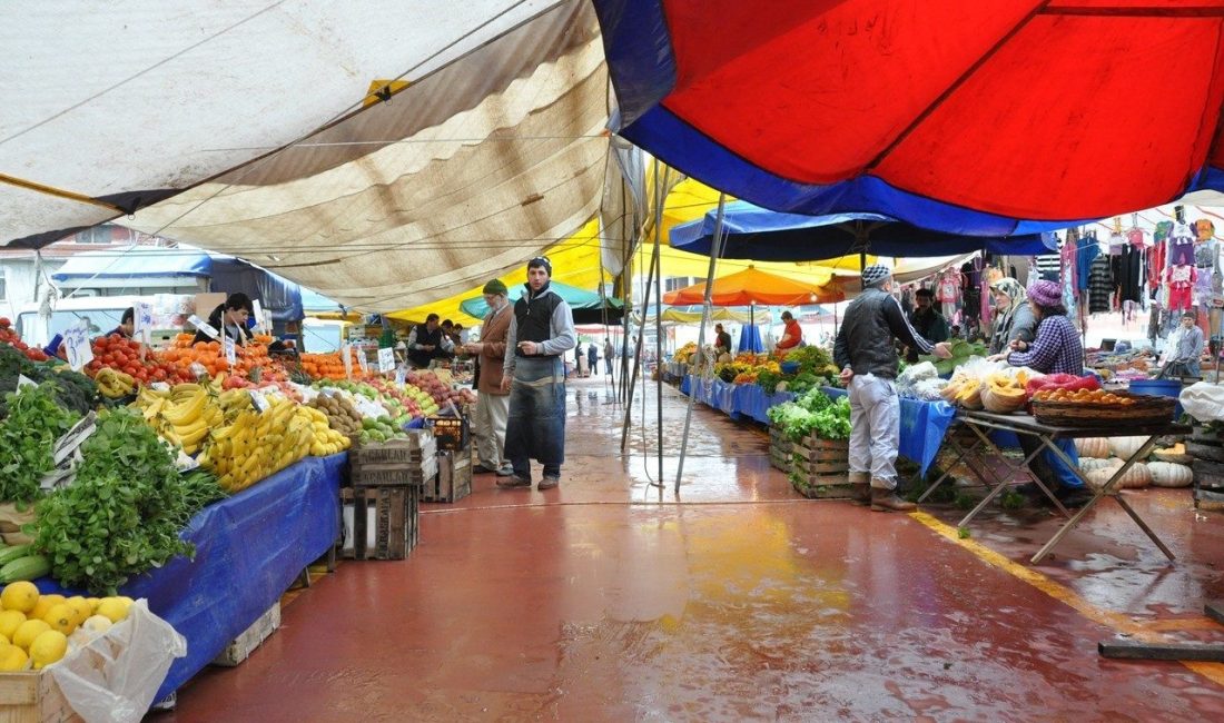 Kartepe’de hem vatandaşların bayram alışverişlerini rahatça yapabilmeleri hem de esnafın
