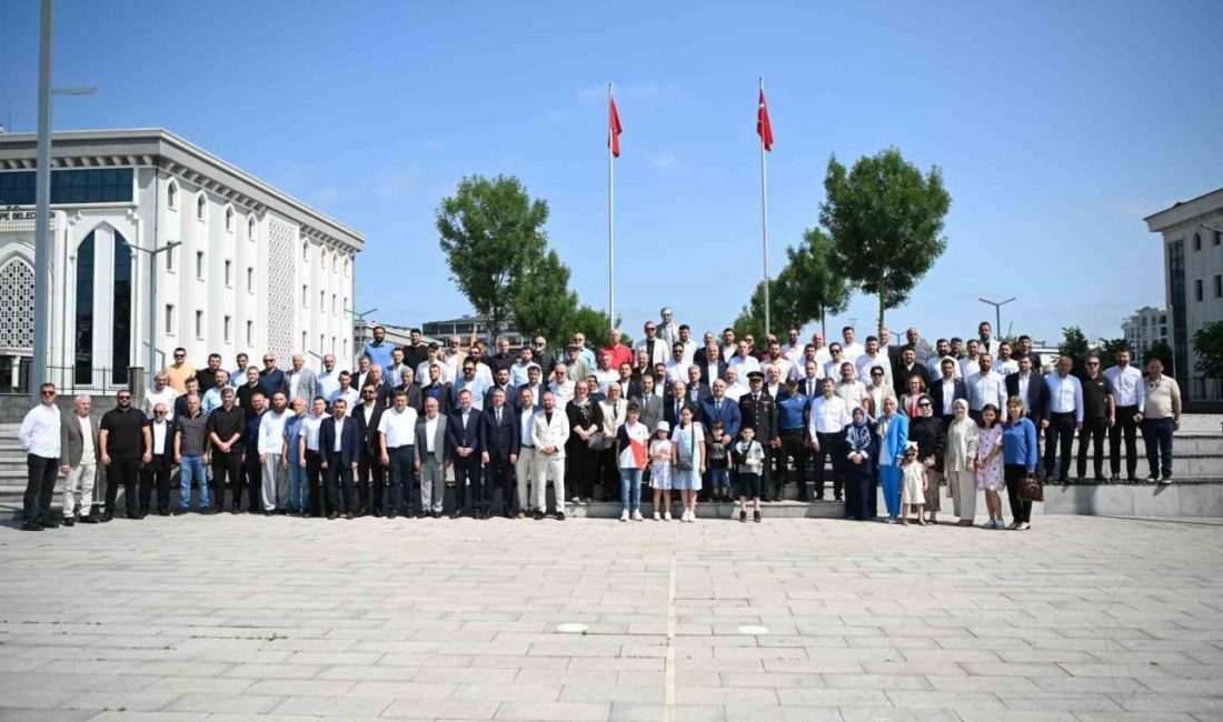 Kartepe’de kent bayramlaşması Kartepe’de geleneksel kent bayramlaşması, Kent Meydanı’nda yoğun katılımla gerçekleştirildi. Bayramlaşma