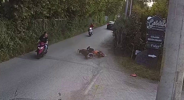 Kasksız sürüş canına mal oluyordu: O anlar kamerada SAKARYA (İHA) – Sakarya’nın Sapanca ilçesinde 30 yaşındaki adam, kasksız