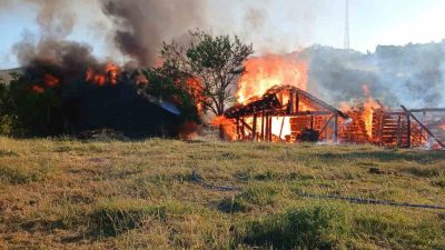 Kastamonu’nun Daday ilçesinde çıkan yangında 3 samanlık ile odunluk ve