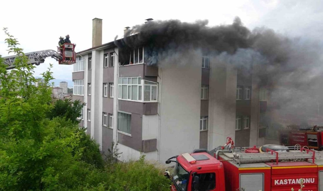 Kastamonu’da alevlere teslim olan daire kullanılamaz hale geldi Kastamonu’da 4 katlı binada çıkan yangında, alevlere teslim olan daire