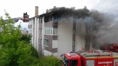 Kastamonu’da 4 katlı binada çıkan yangında, alevlere teslim olan daire