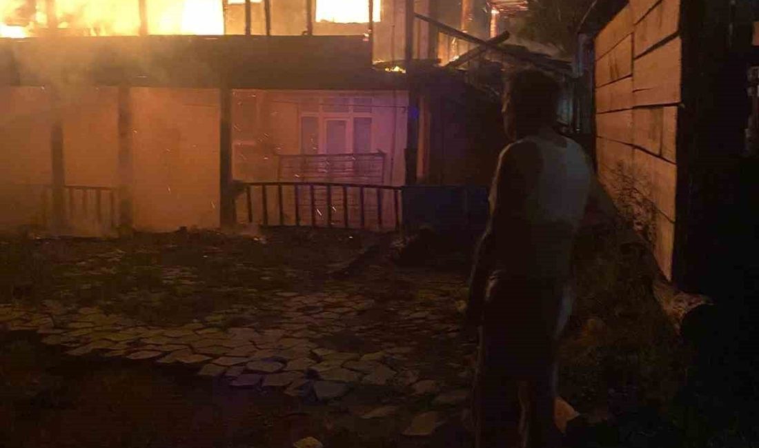 Kastamonu’da alevlere teslim olan ev küle döndü Kastamonu’da alevlere teslim olan iki katlı ahşap ev kullanılmaz hale