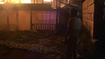 Kastamonu’da alevlere teslim olan iki katlı ahşap ev kullanılmaz hale