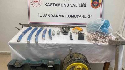 Kastamonu’nun Araç ilçesinde jandarma ekipleri tarafından düzenlenen operasyonda, kaçak define