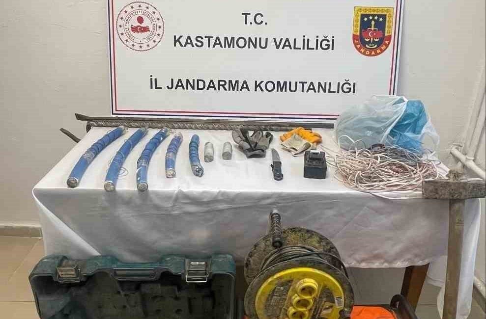 Kastamonu’da define avcılarına suçüstü baskın: 2 tutuklama Kastamonu’nun Araç ilçesinde jandarma ekipleri tarafından düzenlenen operasyonda, kaçak define