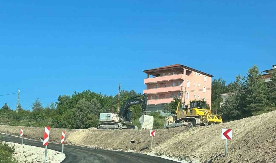 Kastamonu’da heyelan sebebiyle ulaşıma kapanan yol ulaşıma açıldı Kastamonu’da bir hafta önce meydana gelen heyelan sonrasında ulaşıma kapanan