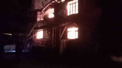 Kastamonu’da iki katlı ahşap ev, çıkan yangın sonrasında kullanılamaz hale