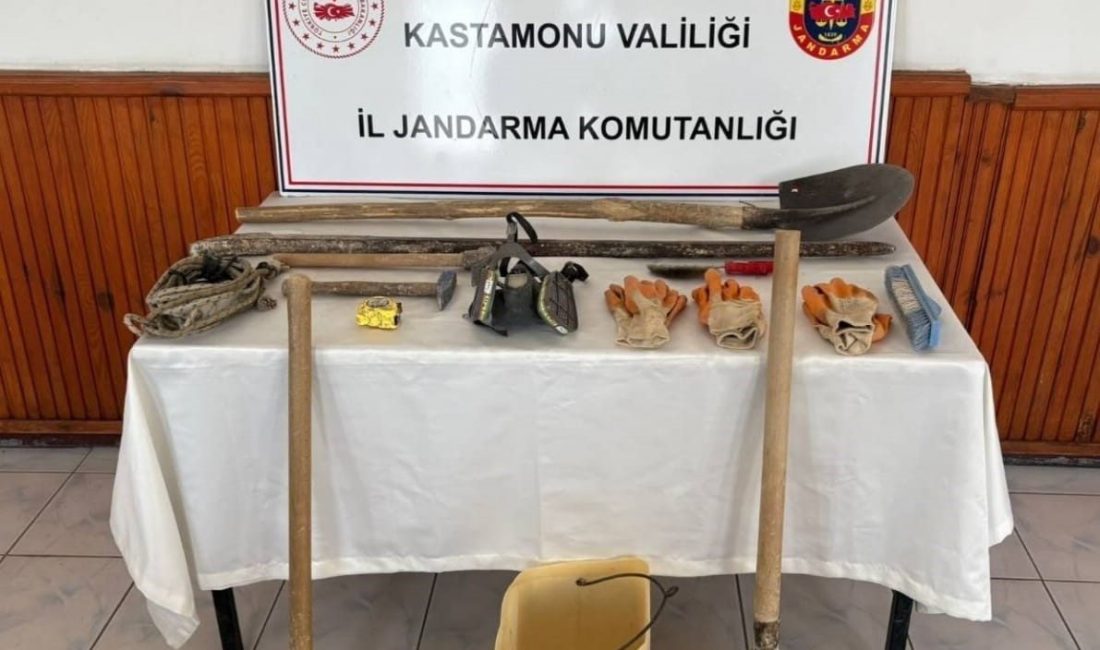 Kastamonu’da kaçak kazı yaparken yakalanan 3 kişi yakalandı Kastamonu’da kaçak kazı yaptıkları sırada suçüstü yakalanan üç şahıs, jandarma