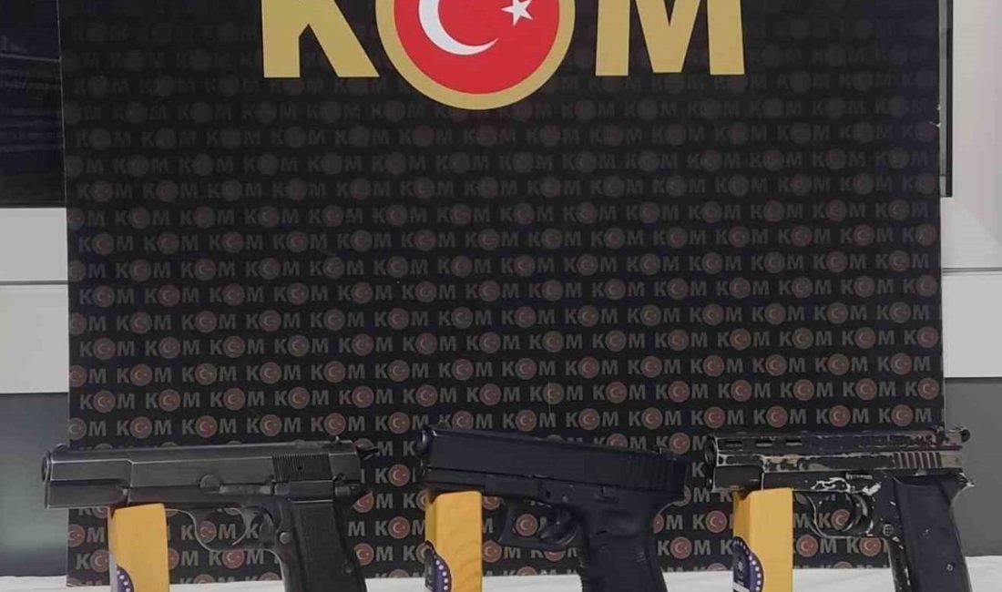 Kastamonu’da kaçak silah operasyonu: 4 gözaltı Kastamonu’da polis ekipleri tarafından düzenlenen operasyonlarda kaçak silahla yakalanan 4
