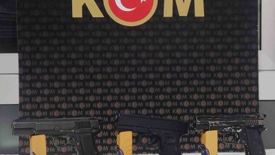 Kastamonu’da polis ekipleri tarafından düzenlenen operasyonlarda kaçak silahla yakalanan 4