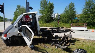 Kastamonu’da otomobil ile çarpışan kamyonetin kasası yerinden yola savruldu. Kazada