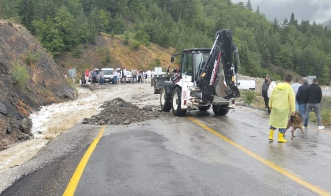 Kastamonu’da kuvvetli sağanak karayolunu ulaşıma kapattı Kastamonu’nun Küre ilçesinde etkili olan kuvvetli sağanak yağış sebebiyle kapanan