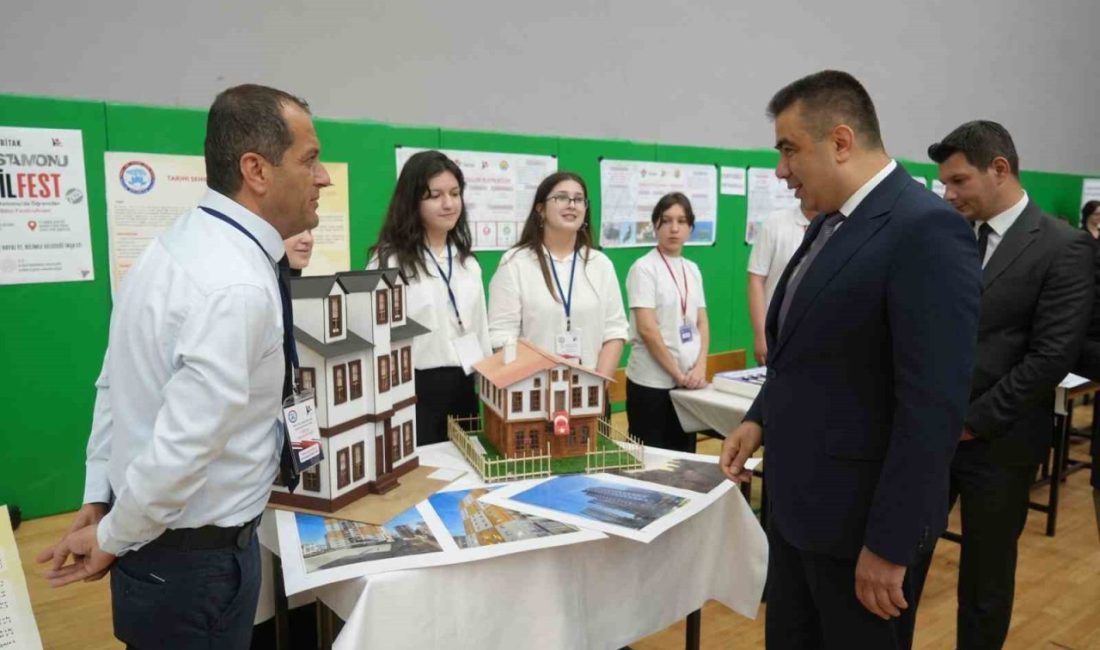 Kastamonu’da düzenlenen Bilim Festivalinde öğrencilerin yapmış olduğu robotik kodlamalar, ziyaretçilerden