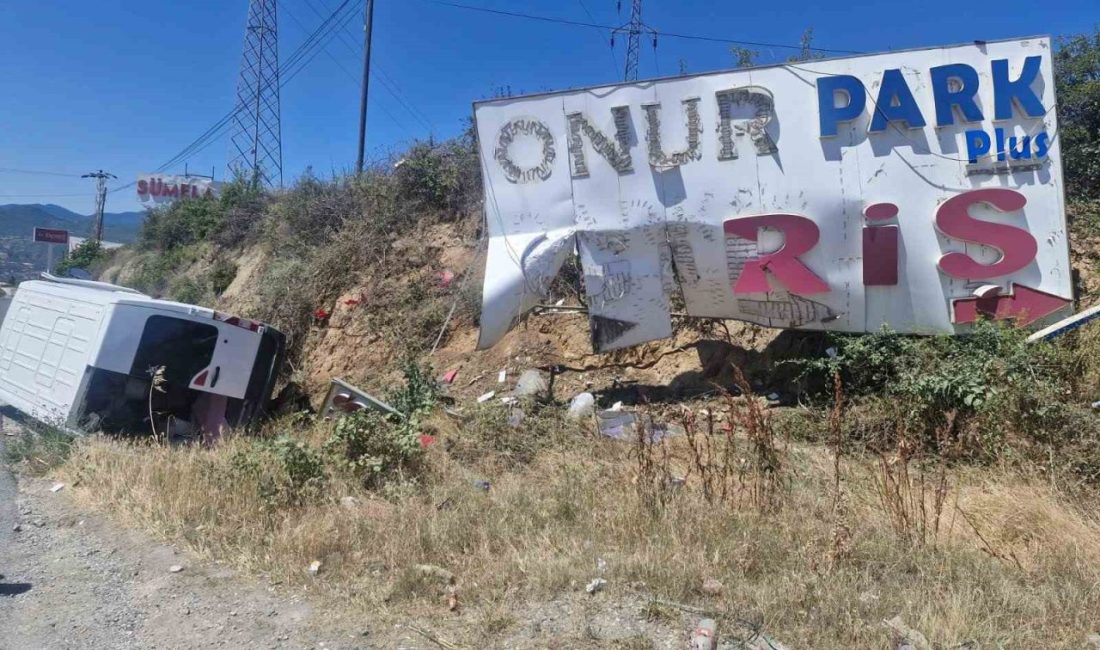 Kastamonu’da reklam tabelasına çarpan minibüs su kanalına devrildi: 3 yaralı Kastamonu’nun Tosya ilçesinde D100 karayolunda kontrolden çıkan minibüs, reklam panosuna