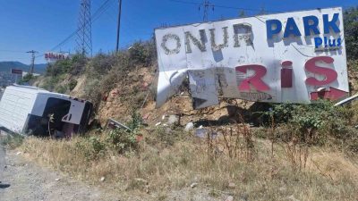 Kastamonu’nun Tosya ilçesinde D100 karayolunda kontrolden çıkan minibüs, reklam panosuna