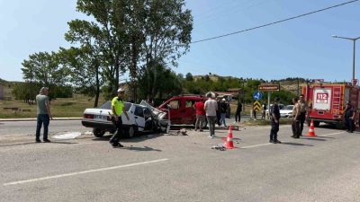 Kastamonu’nun Taşköprü ilçesinde Tofaş otomobil ile hafif ticari aracın kafa