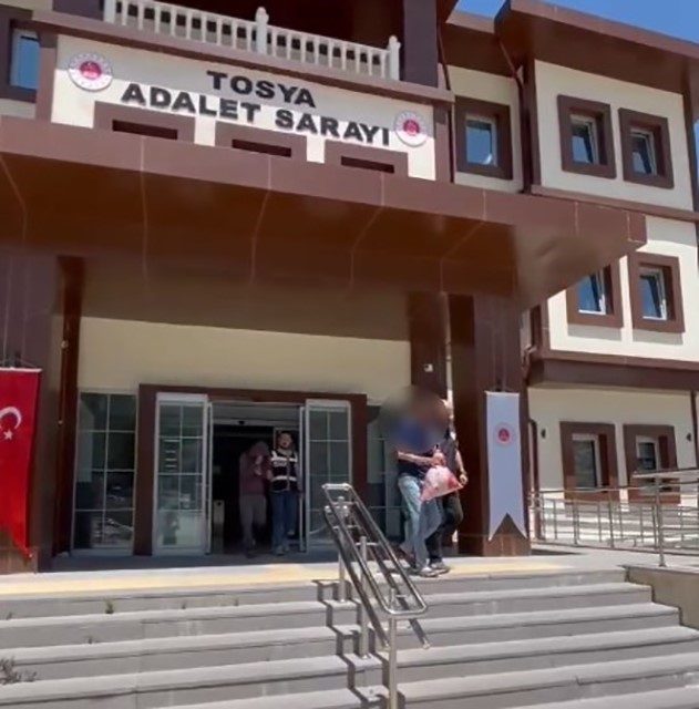 Kastamonu’ya uyuşturucu getiren iki şüpheli tutuklandı Kastamonu İl Emniyet Müdürlüğü ekiplerince, İstanbul’dan Kastamonu’ya uyuşturucu getirdiği tespit