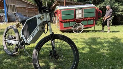 Yunanistan’da kendi yaptığı karavanı bisikletine bağlayarak dünya turuna çıkan Evan