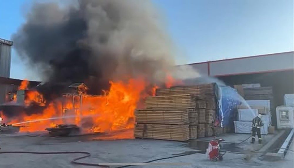 Kereste deposunda yangın Kocaeli’nin Gebze ilçesinde bir kereste deposunda çıkan yangın, itfaiye ekipleri