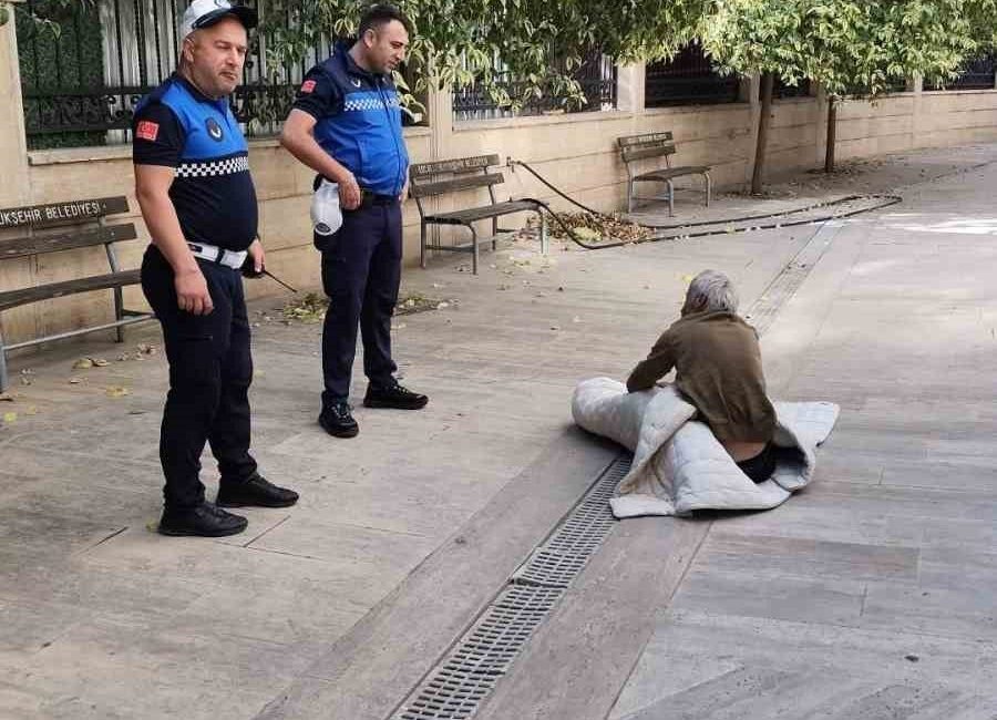 Gebze’de cami avlusunda bulunan ve kimsesiz olduğu anlaşılan vatandaş, zabıta