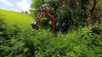 Kocaeli’de ekipler, tarlalara suyun kesintisiz ulaşması için kanal içindeki toprak,