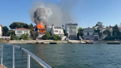 Kocaeli’nin Darıca ilçesinde kullanılmayan 2 katlı yalı alev alev yandı.