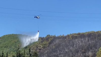 Kocaeli’nin Körfez ilçesinde ağaçlık alanda çıkan yangın, havadan ve karadan