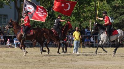 Kocaeli’nin Derince ilçesinde ata sporunun yaşatılması için düzenlenen cirit müsabakaları