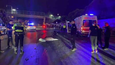 Kocaeli’nin İzmit ilçesinde geçmek istediği tıra takılarak düşen motosiklet sürücüsü,