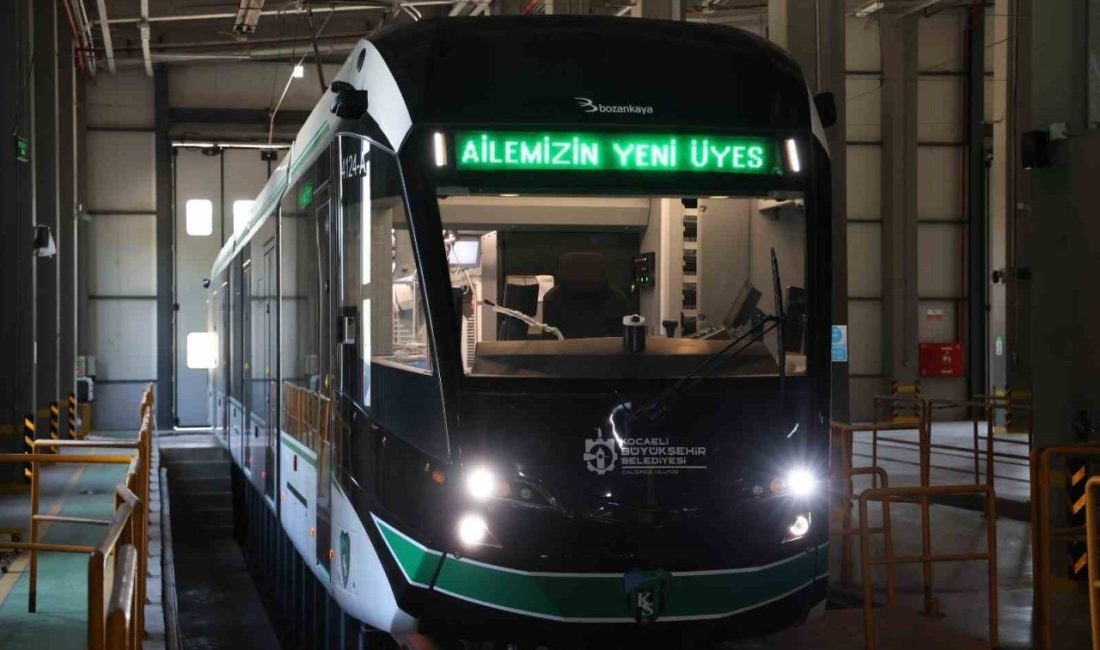 Kocaeli’de tramvay filosu genişliyor Kocaeli’de satın alınan 10 tramvaydan 6’ncısı da raylara indirildi. Ulaşımda