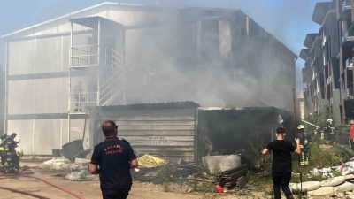 Kocaeli’nin Kartepe ilçesinde inşaat şantiyesinde çıkan yangında depo ve iki