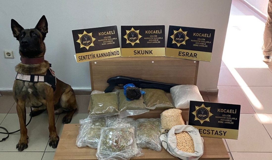 Kocaeli’nde uyuşturucu operasyonu: 9 bin 900 ecstasy hap ele geçirildi Kocaeli’nin Karamürsel ilçesinde bir depoya düzenlenen operasyonda 9 bin 900