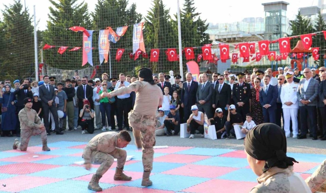 Komandoların gösterisiyle jandarma 186. yılını kutladı Jandarma teşkilatının 186. kuruluş yıl dönümü, Kocaeli’de düzenlenen törenle coşkuyla