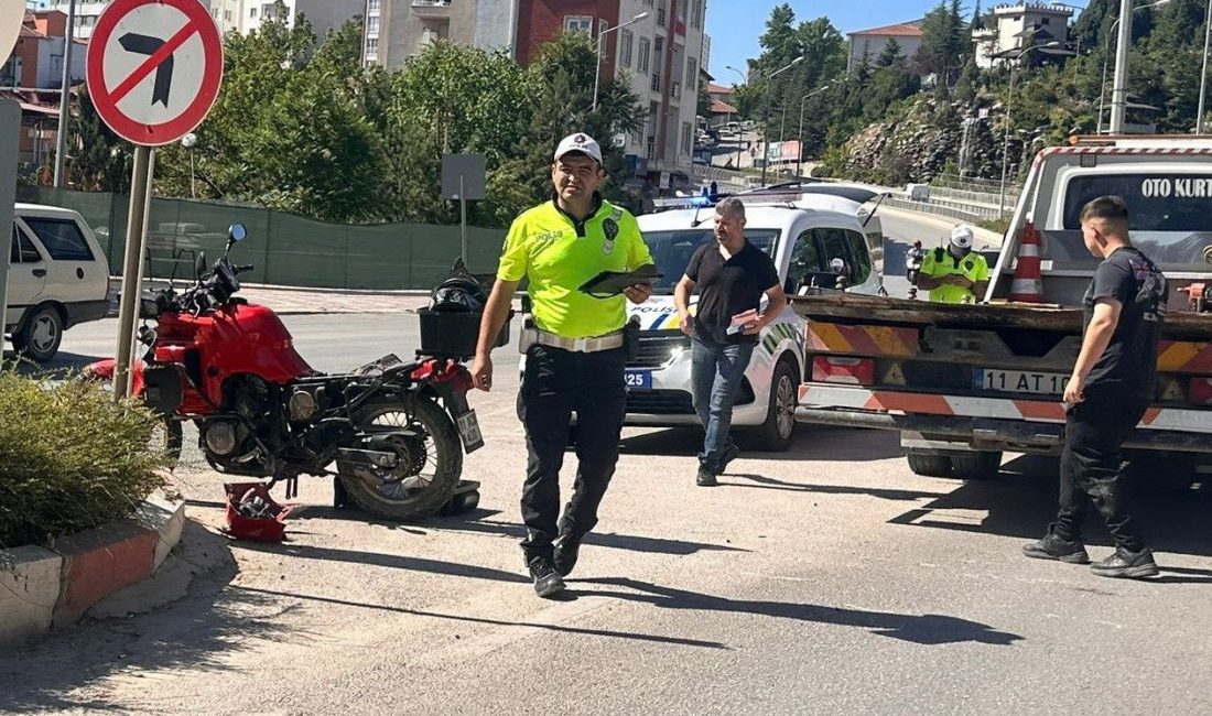 Kontrolden çıkan motosiklet devrildi: 1 yaralı Bilecik’te seyir halinde kontrolden çıkarak devrilen motosikletin sürücüsü yaralandı. Alınan