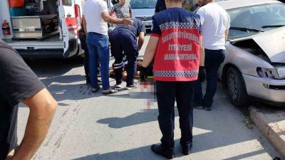 Sakarya’nın Kaynarca ilçesinde kontrolden çıkan otomobil, elektrik direğine çarptı. Meydana