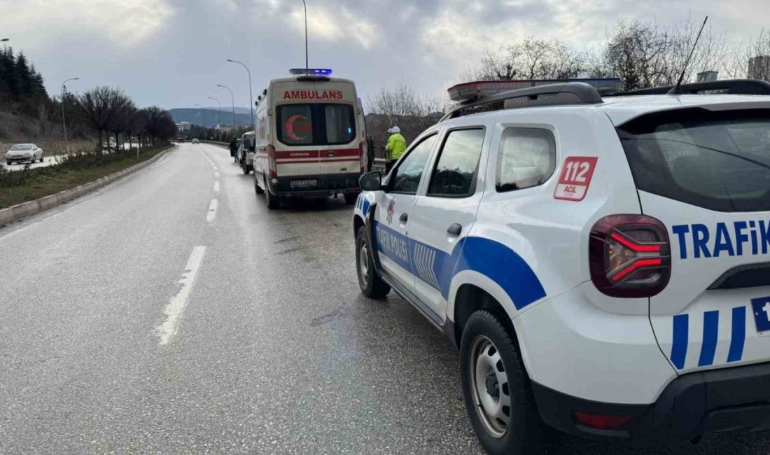 Kontrolden çıkan otomobil karşı şeride geçti, yaşanan trafik kazasında 2 kişi yaralandı Bilecik’te seyir halinde kontrolden çıkan otomobil orta refüjü aşarak karşı