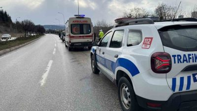 Bilecik’te seyir halinde kontrolden çıkan otomobil orta refüjü aşarak karşı