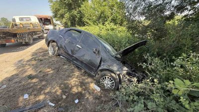 Anadolu Otoyolu Sakarya-Kocaeli geçişinde kontrolden çıkarak bariyerlere çarparak savrulan otomobile,