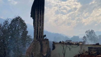 Sakarya’da geçtiğimiz gün çıkan ve Bilecik’e sıçrayan orman yangını yağmurun