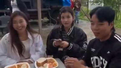 Bolu’da bir sokak düğününe denk gelen Koreli turist kafilesinden ikram