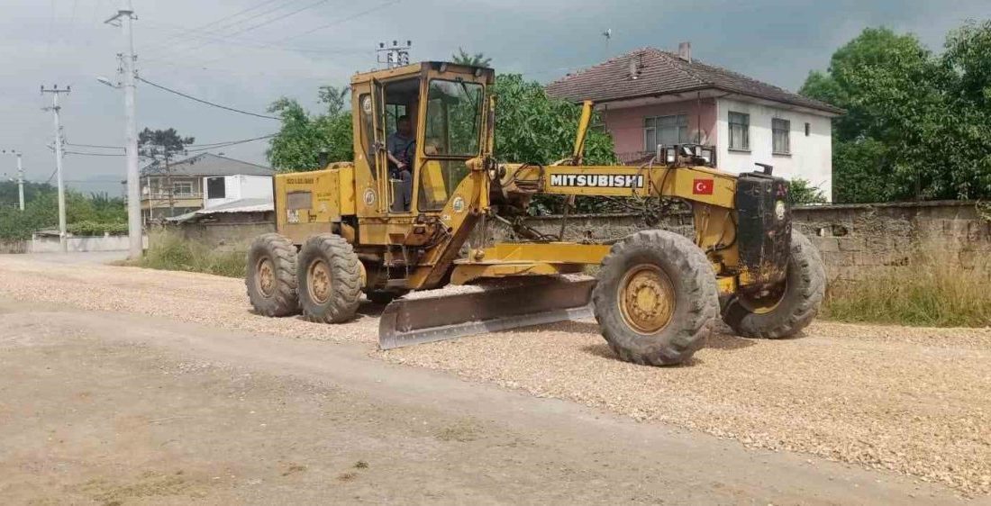 Köy yollarında malzemeli bakım DÜZCE (İHA) – Düzce’de köy yollarında malzemeli bakım çalışmalarına aralıksız