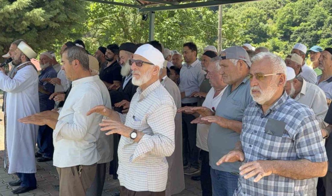 Kuraklığa çare arayan köylülerden yağmur duası Düzce’de 1,5 aydır yağmur yağmaması üzerine köylüler, tarım ürünlerinin ciddi