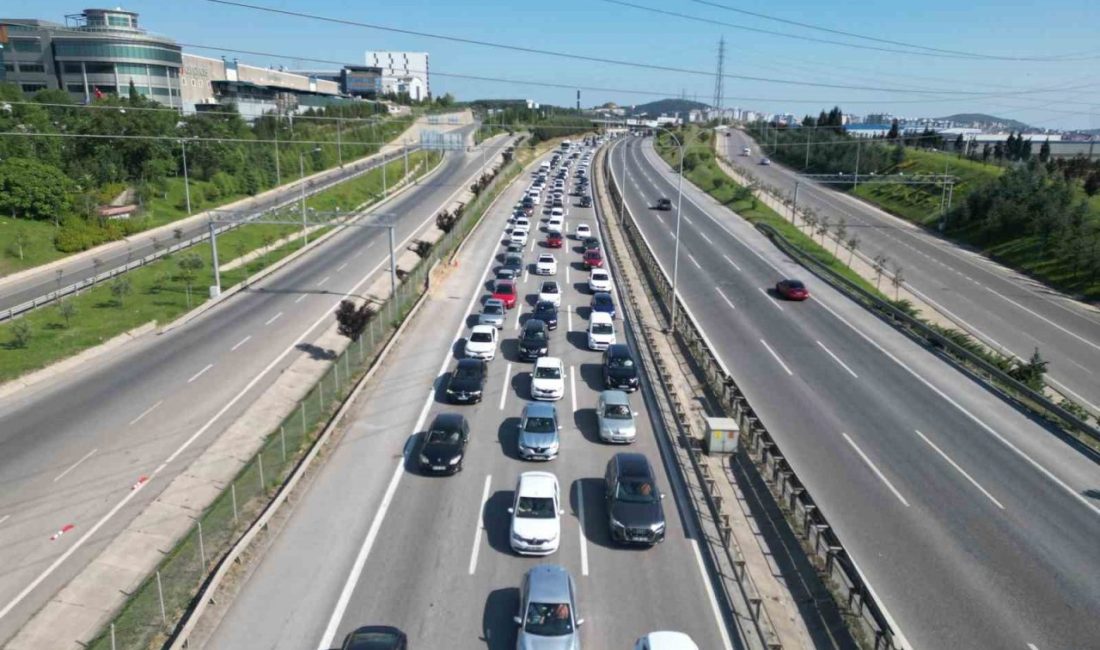 Kurban Bayramı dönüşünde kilometrelerce trafik kuyruğu oluştu Bayram tatilinin sona ermesiyle dönüş yoluna çıkan vatandaşlar, Kocaeli’deki otoyol