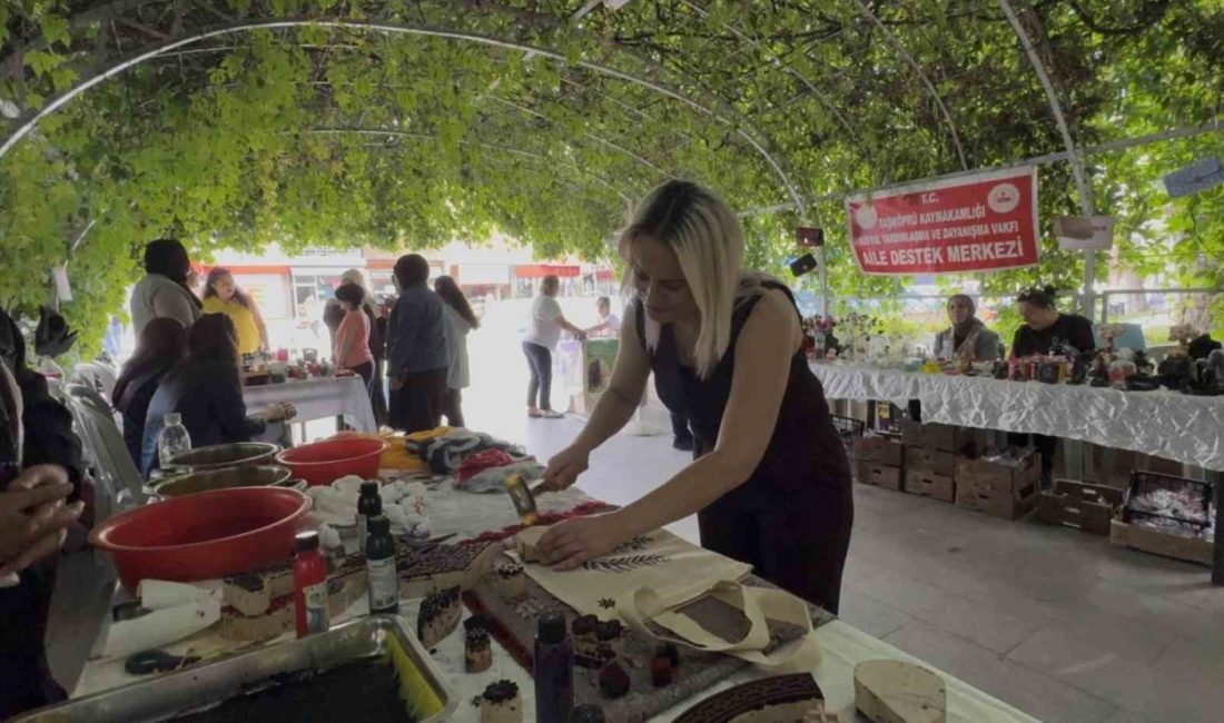 Kursiyer kadınların el emeği ürünleri yoğun ilgi gördü Kastamonu’nun Taşköprü ilçesinde Hayat Boyu Öğrenme Şenliği çerçevesinde yapılan el