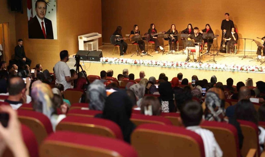 Kursiyerlerden renkli gösteri Dilovası Belediyesi, yıl boyunca kültür ve sanat alanında düzenlediği kursların