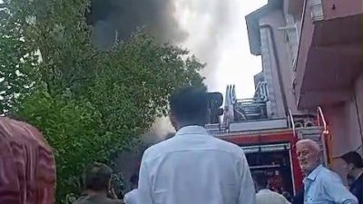 Sakarya’nın Geyve ilçesinde kurulukta başlayan yangın, yanındaki ahşap eve sıçradı.