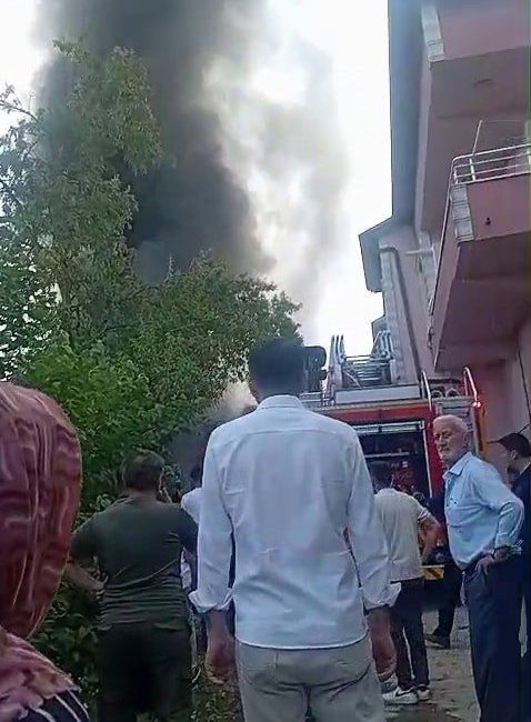 Kurulukta başlayan yangın, ahşap eve sıçradı Sakarya’nın Geyve ilçesinde kurulukta başlayan yangın, yanındaki ahşap eve sıçradı.
